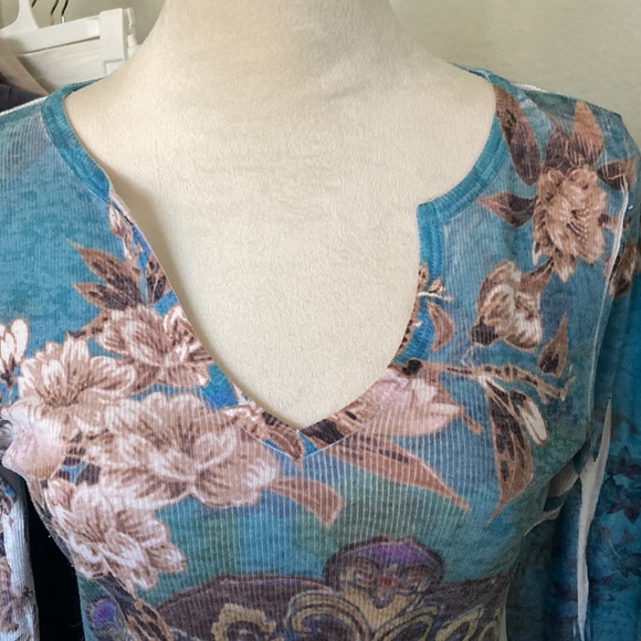 Gorgeous long sleeve T-shirt. - Picture 3 of 9